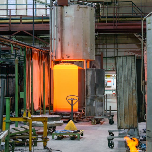 In einem Glühofen im Schoeller Werk in Hellenthal ist hellrot glühendes Material zu sehen.