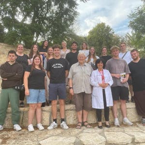 Die Gruppe von Jugendinterkult mit Leiter Gregor Schröder (vorne Mitte) beim Besuch des Caritas Baby Hospitals in Bethlehem.