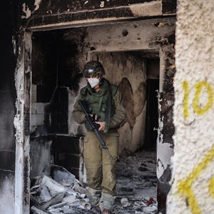 Ein israelischer Soldat inspiziert ein zerstörtes Haus. Die Hamas-Terroristen haben mehrere Häuser in der Nähe des Gazastreifens niedergebrannt, so auch das Haus der Großmutter von Mor Bayder, wie Aufnahmen von CNN zeigen. (Symbolbild)