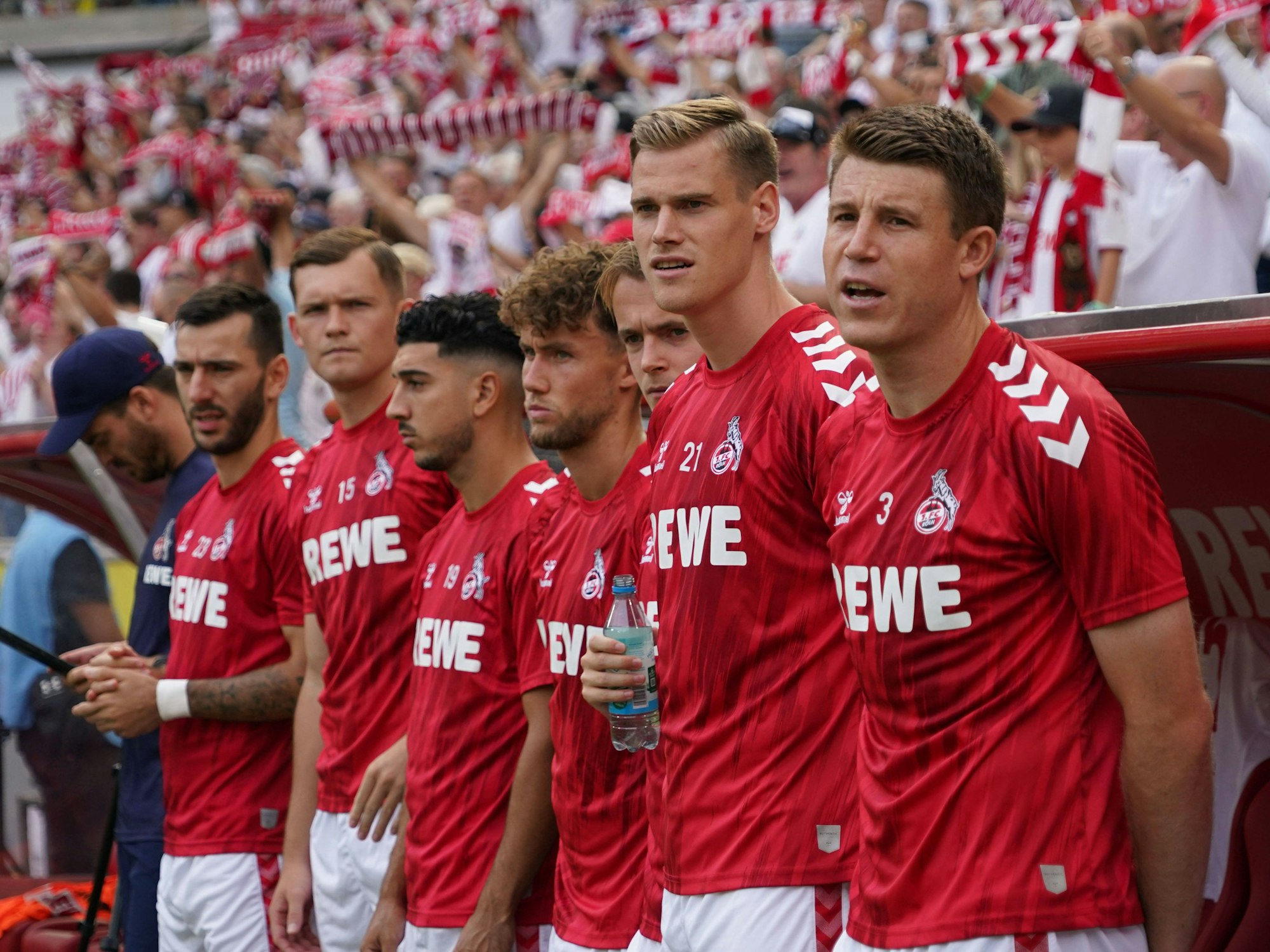FC-Profis stehen vor dem Heimspiel gegen Hoffenheim während der Hymne.
