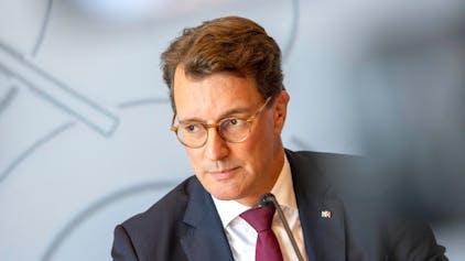 Hendrik Wüst (CDU), Ministerpräsident des Landes Nordrhein-Westfalen, nimmt an einer Landespressekonferenz im Düsseldorfer Landtag teil.