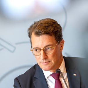 Hendrik Wüst (CDU), Ministerpräsident des Landes Nordrhein-Westfalen, nimmt an einer Landespressekonferenz im Düsseldorfer Landtag teil.