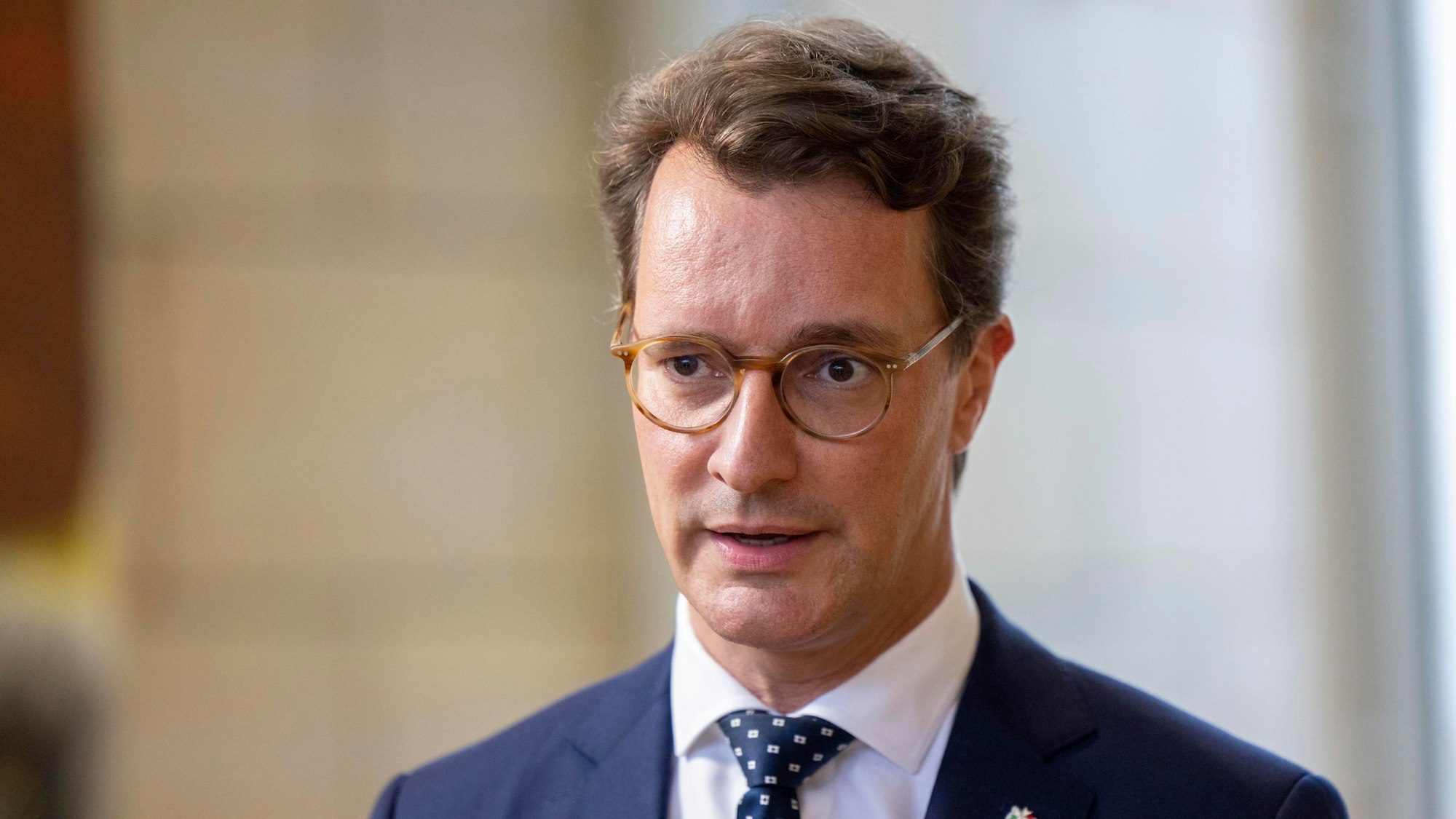Hendrik Wüst (CDU), Ministerpräsident des Landes Nordrhein-Westfalen, gibt im Landtag ein Statement ab.