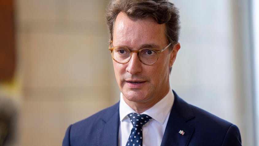 Hendrik Wüst (CDU), Ministerpräsident des Landes Nordrhein-Westfalen, gibt im Landtag ein Statement ab.