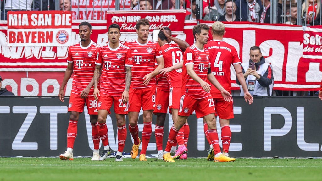 Die Bayern-Stars in der Bundesliga beim Torjubel im Spiel gegen den FC Schalke 04.