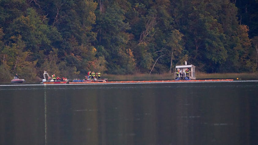 Maria Laach in Rheinland-Pfalz: Rettungskräfte suchen auf dem Laacher See nach dem Piloten eines Tragschraubers, der in den See gestürzt war.
