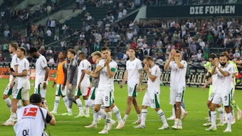 Die Borussia-Spieler bei einer Extrarunde für die Fans.