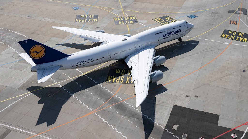 Auf dem Foto sieht man eine Boeing-747 der Lufthansa, die auf dem Flughafen Frankfurt zu ihrer Startposition rollt.&nbsp;