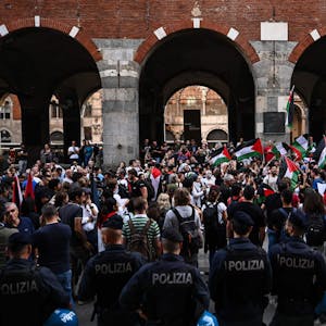 Italienische Polizisten stehen während einer Kundgebung zur Unterstützung der Palästinenser im Zentrum von Mailand.