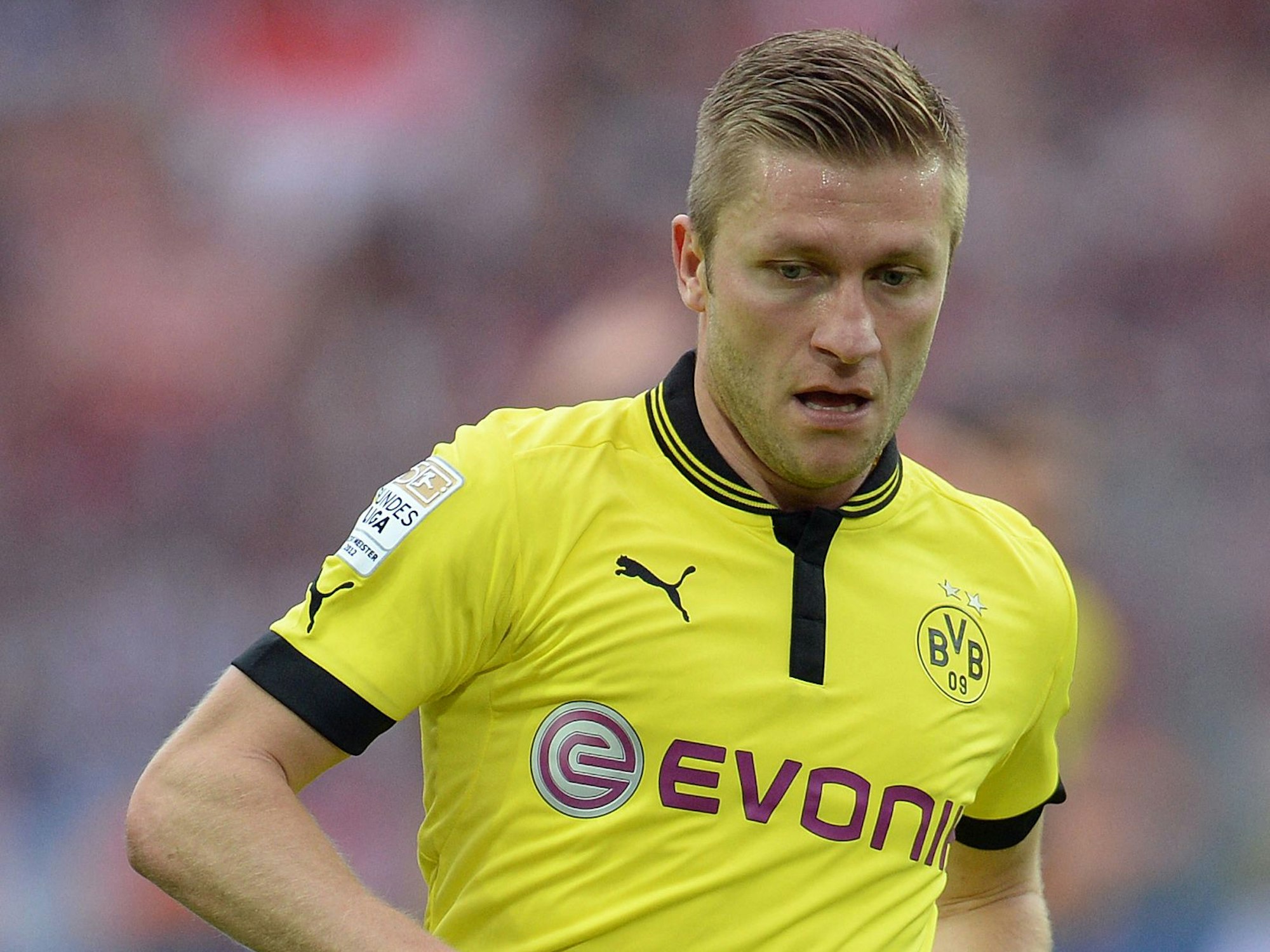 Jakub Blaszczykowski fixiert einen Ball im Trikot von Borussia Dortmund.