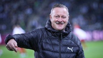 Roland Virkus lächelt vor dem Borussia-Spiel gegen Mainz 05.