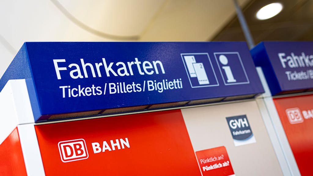 Ein Fahrkartenautomat der Deutschen Bahn steht im Hauptbahnhof.
