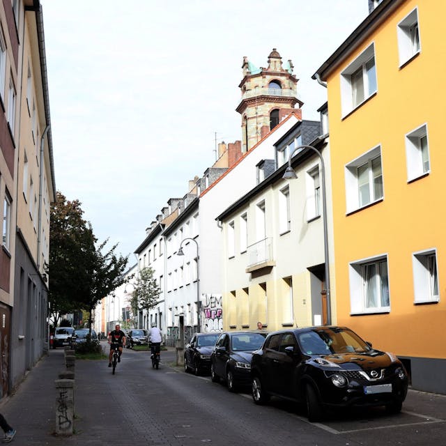 In den Straßen Alt-Mülheims werden immer wieder Reifen von Fahrzeugen zerstochen.