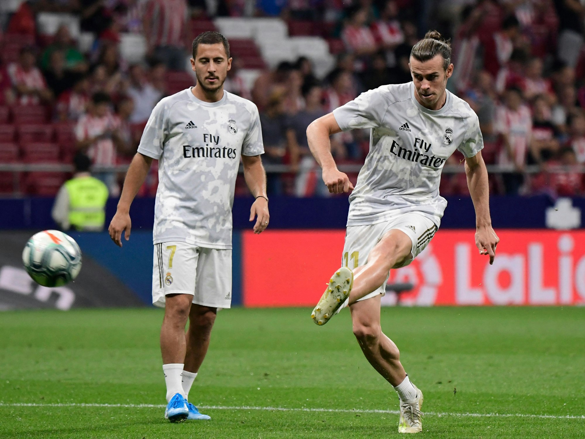 Eden Hazard und Gareth Bale machen sich warm für ein Spiel mit Real Madrid.