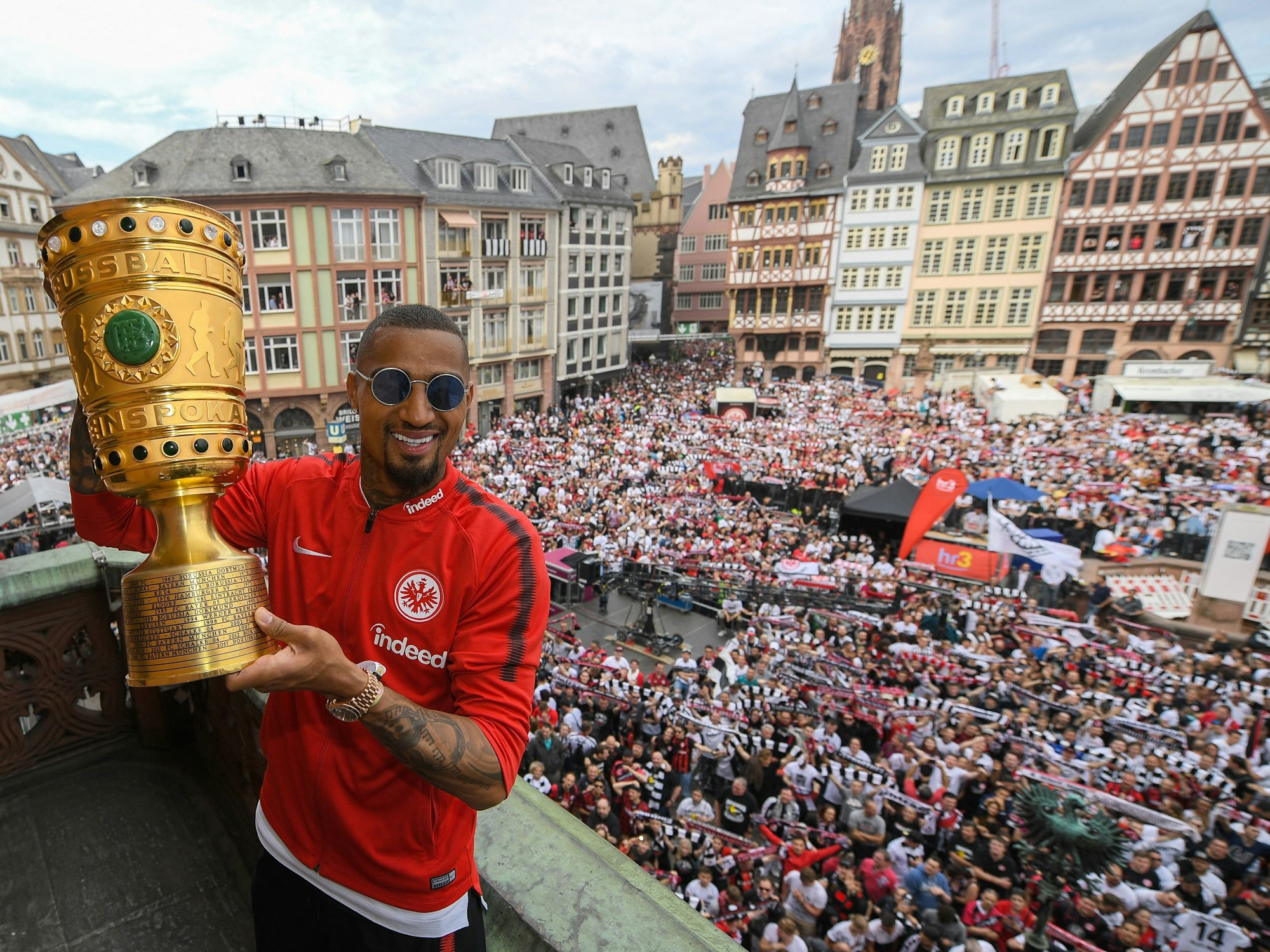 Frankfurts Kevin-Prince Boateng posiert mit dem DFB-Pokal vor dem vollen Römer in Frankfurt.