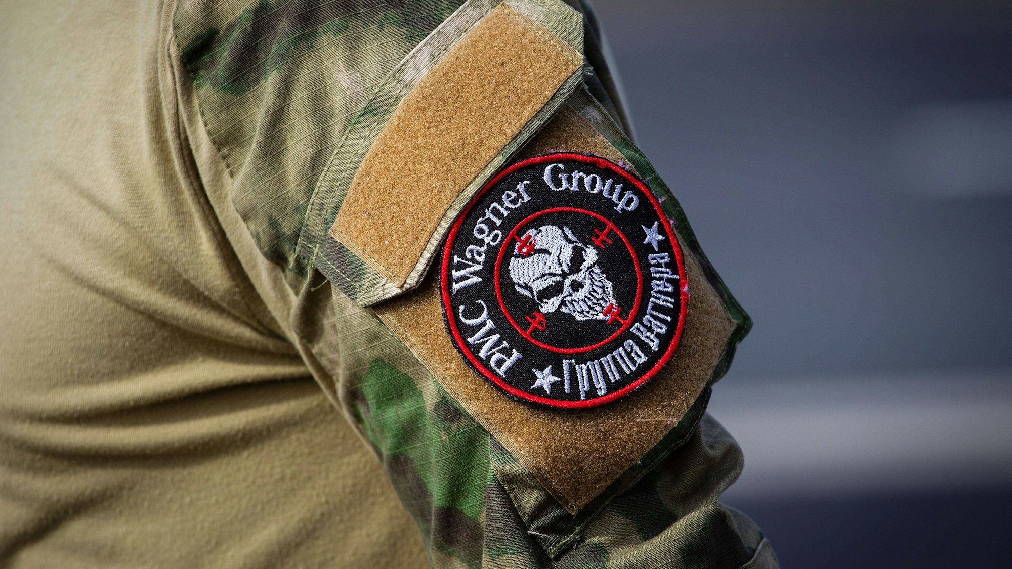 Ein Kämpfer der Privatarmee Wagner, die für Wladimir Putin und Russland in der Ukraine kämpft, trägt ein Logo-Patch am Arm. (Symbolbild)