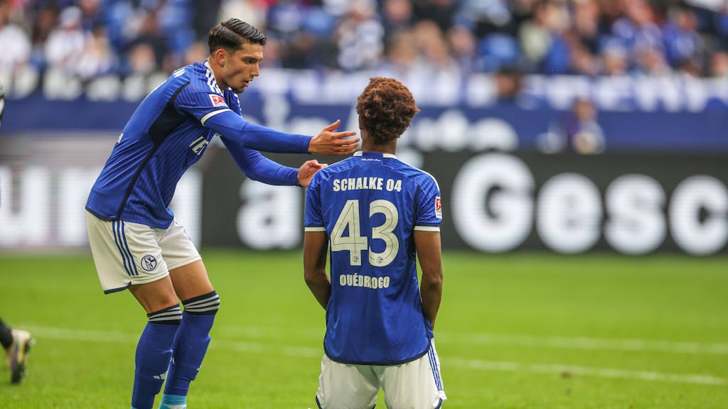 Schalkes Yusuf Kabadayi (l.) und Assan Ouedraogo am 8. Oktober 2023 bei der Niederlage gegen Hertha BSC.