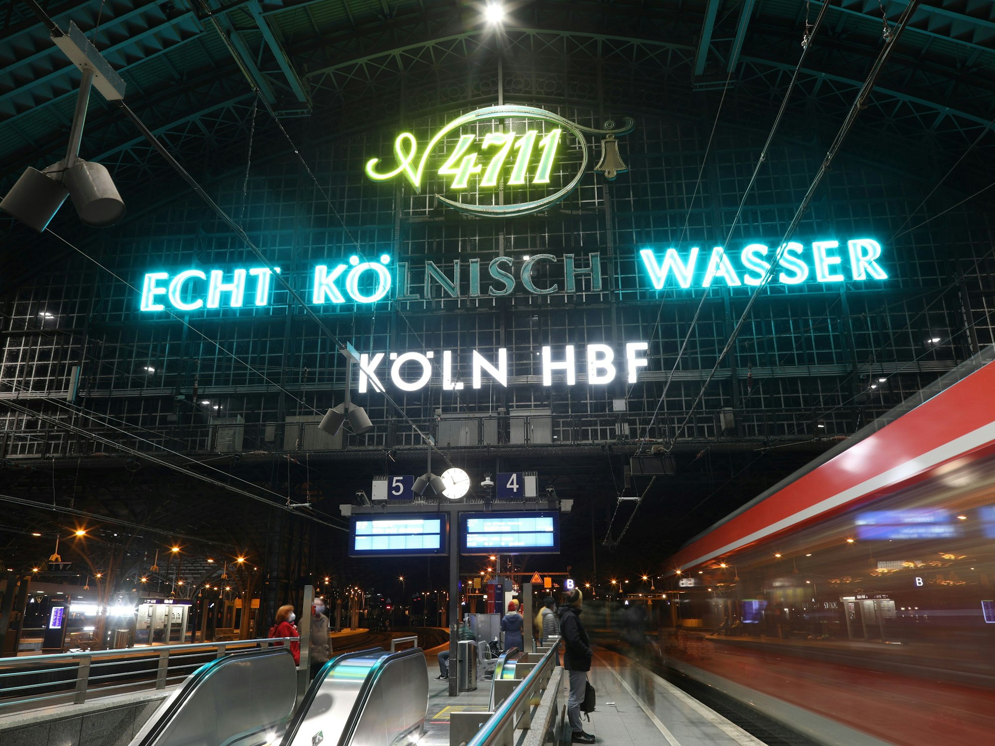4711-Leuchtreklame im Kölner Hauptbahnhof