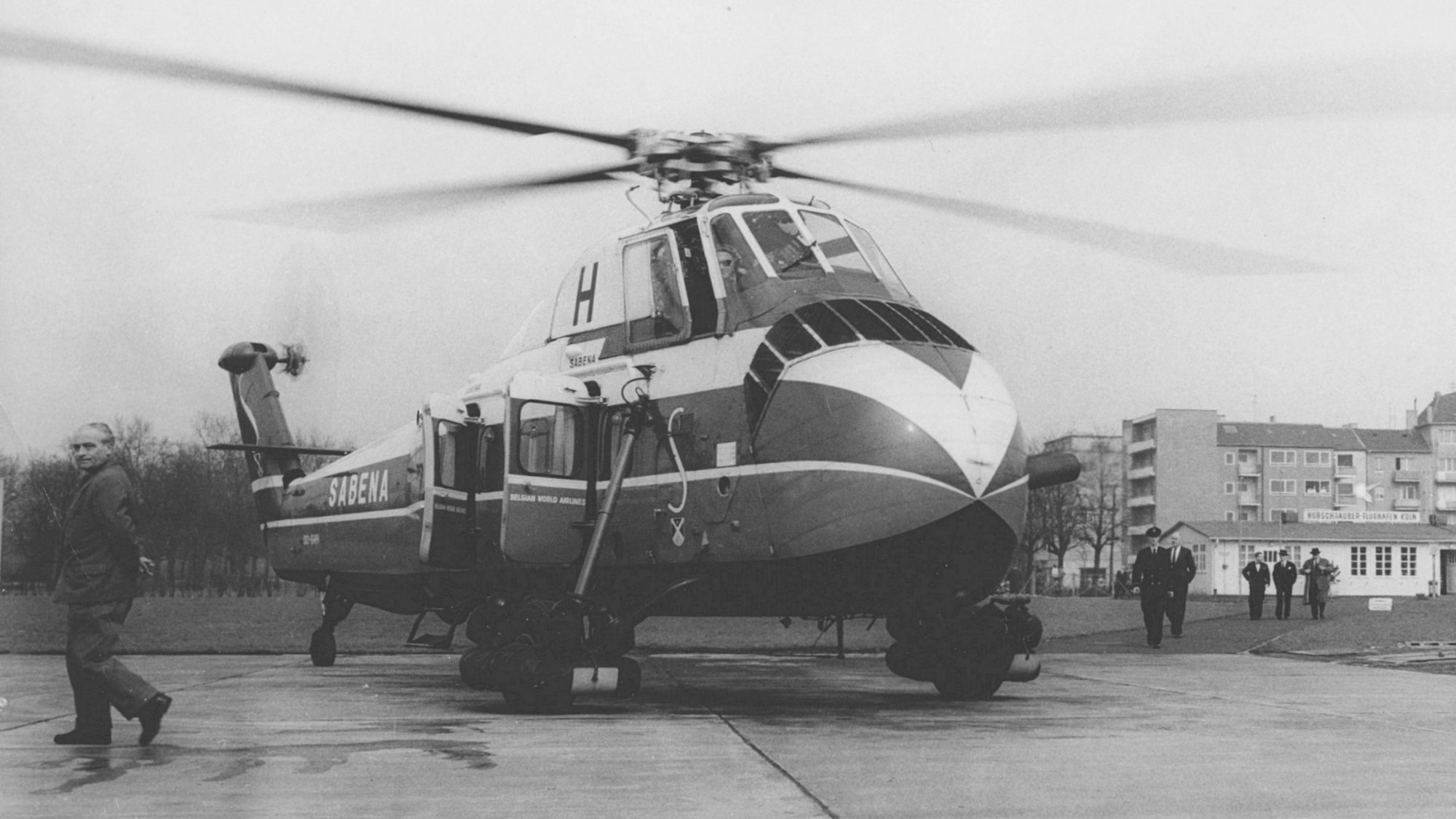 Hubschrauber auf einer Landebahn in einer schwarz-weiß-Aufnahme