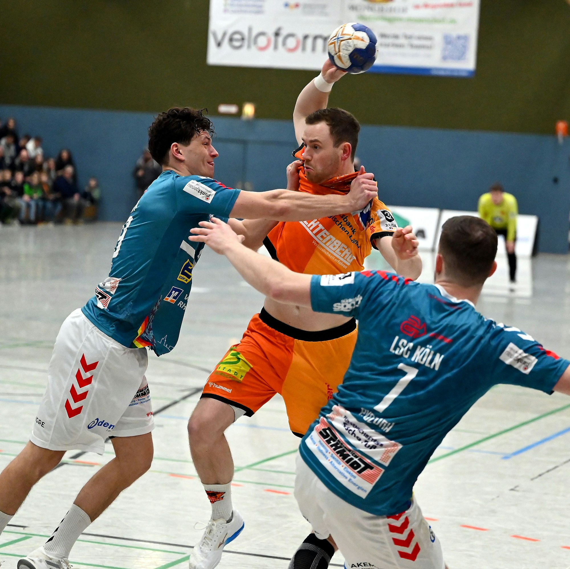 24.03.2023, Handball-Bergische Panther - Longericher SC

links: Lukas Schulz (Longerich)
mitte: Justus Ueberholz (Panther)

Foto: Uli Herhaus