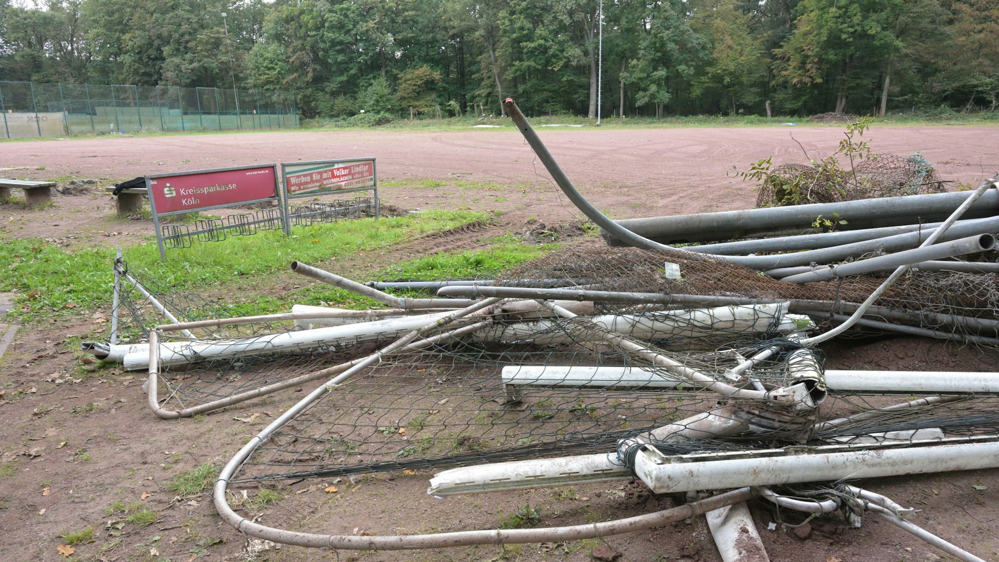 Teils aufgetürmt liegen die Stangen und Netze der Fußballtore auf dem Boden.