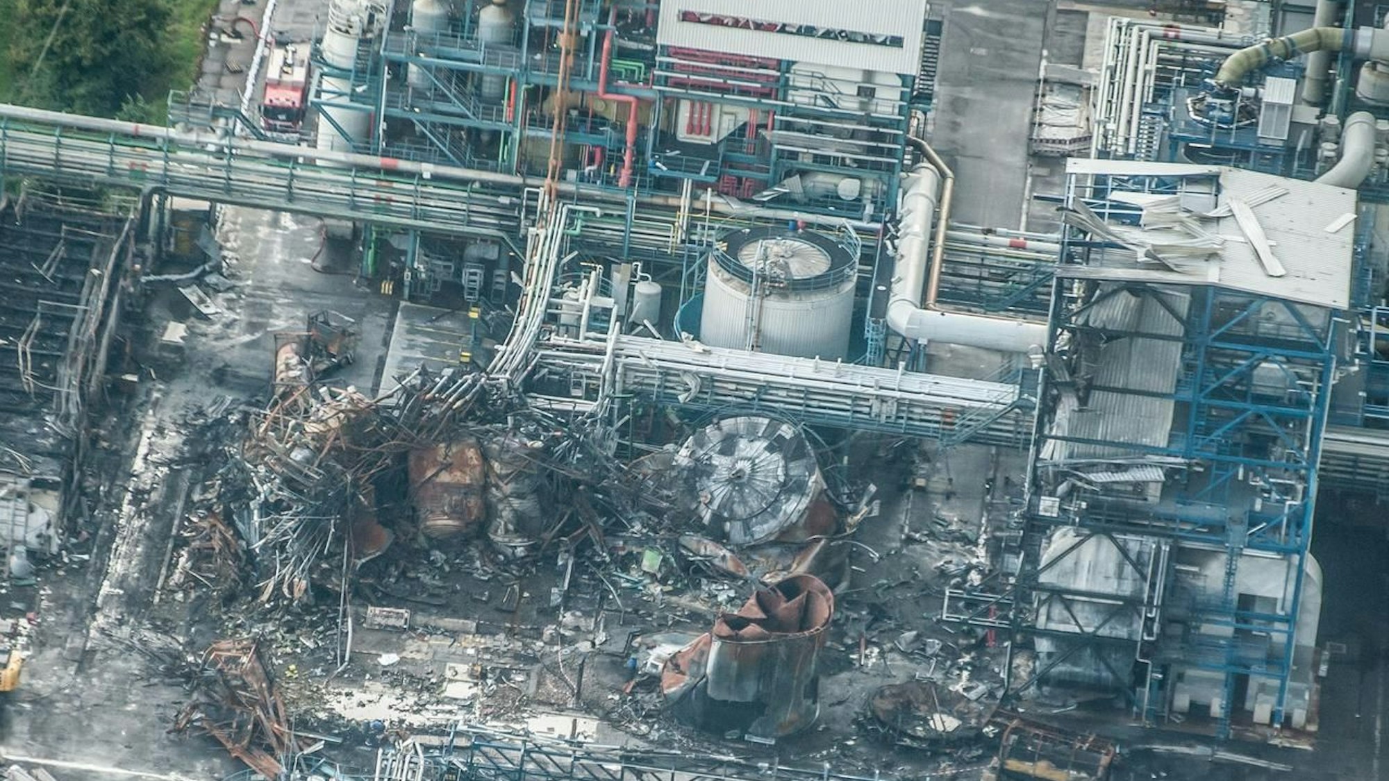 Luftbild des explodierten Tanklagers neben der Sondermüllverbrennungsanlage im Entsorgungszentrum Leverkusen