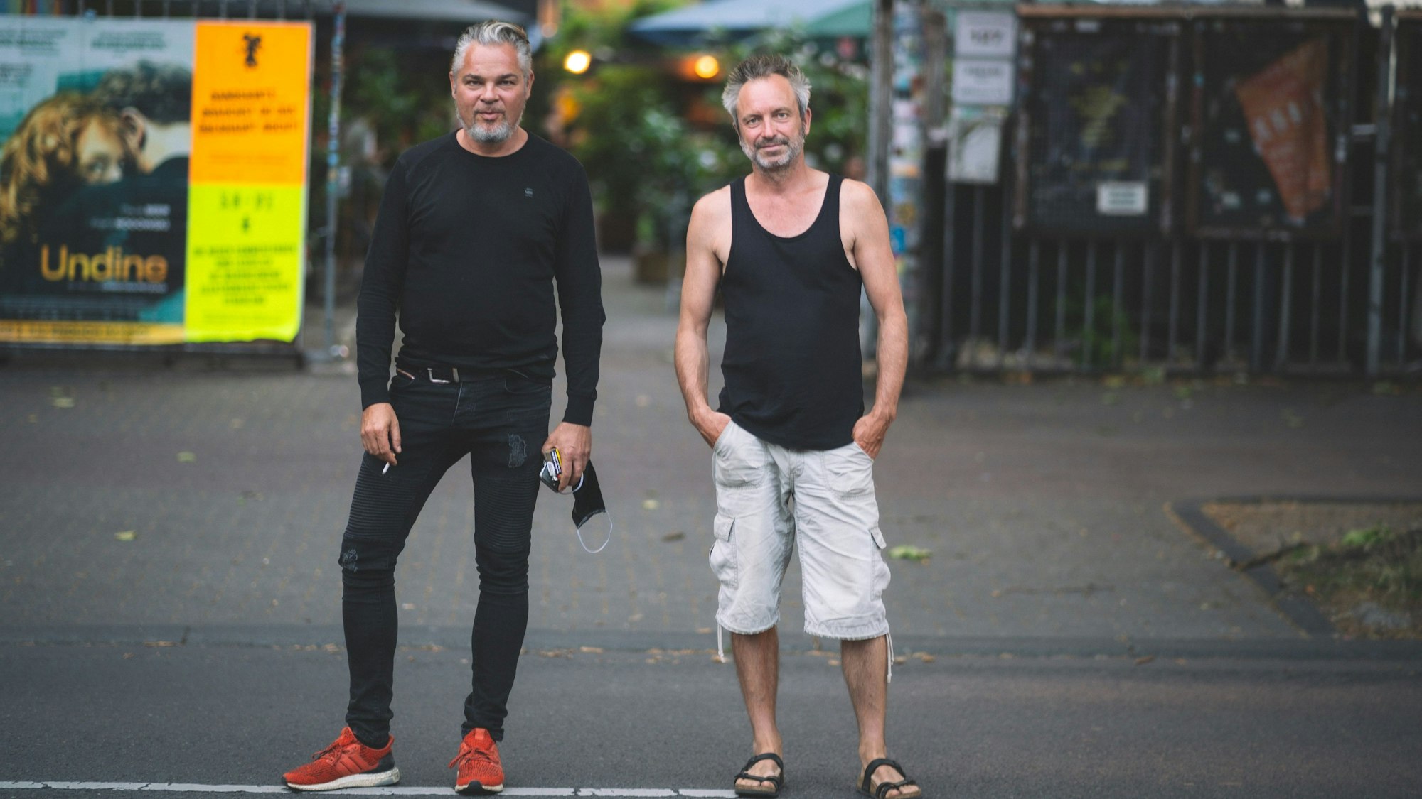 Stefan Bohne und Bernd Rehse stehen vor den Toren ihres Clubs Artheater.