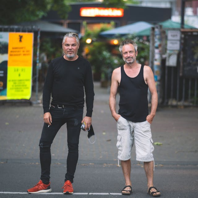 Stefan Bohne und Bernd Rehse stehen vor den Toren ihres Clubs Artheater.