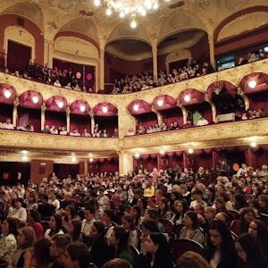 Das Theater in Czernowitz ist ausverkauft, viele Menschen schauen in Richtung der Bühne.&nbsp;