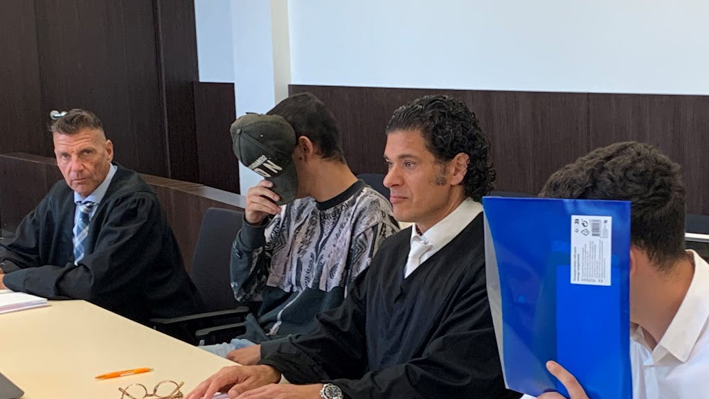 Sinan M. (links) und Mehmet B. mit ihren Anwälten im Düsseldorfer Amtsgericht.