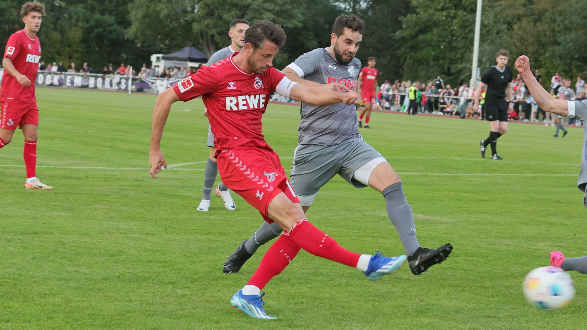 Mark Uth beim Torabschluss im Spiel gegen den SC Germania Reusrath.