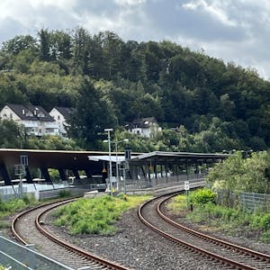 Blick auf den menschenleeren Bahnhof in Gummersbach, der schon seit Monaten nicht von Zügen der Regionalbahn 25 bedient wird.&nbsp;