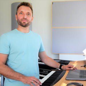 Der Musiker und Chorleiter Fabian Sennholz aus Waldbröl arbeitet als Pianist und Arrangeur auch für Tim Bendzko. An seinem neuen Wohnort hat er sich auch ein eigenes Studio eingerichtet.