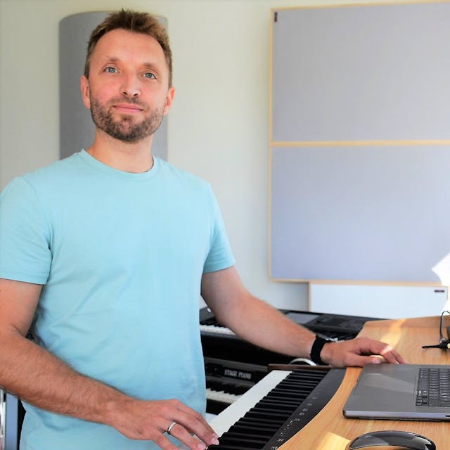 Der Musiker und Chorleiter Fabian Sennholz aus Waldbröl arbeitet als Pianist und Arrangeur auch für Tim Bendzko. An seinem neuen Wohnort hat er sich auch ein eigenes Studio eingerichtet.
