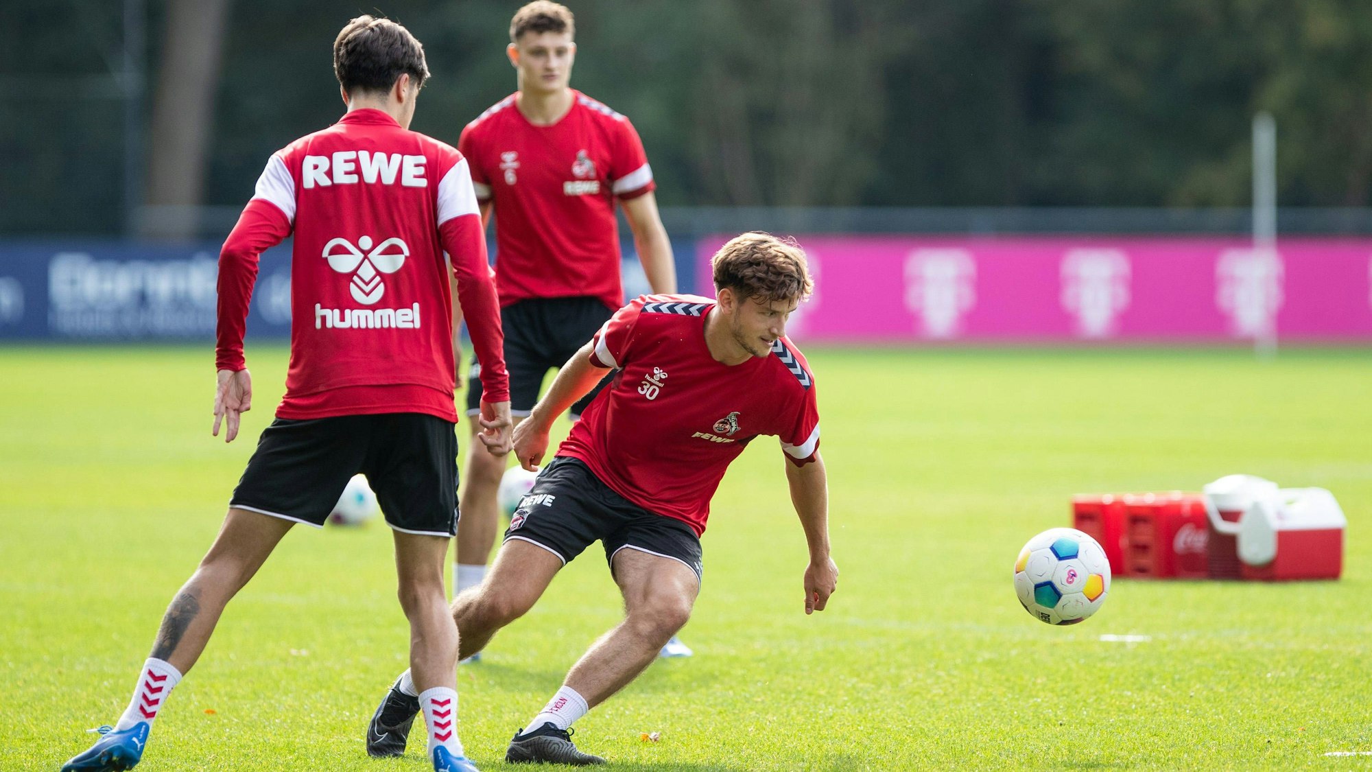 Zurück im Geschehen: Noah Katterbach (r.) nimmt seit dieser Woche wieder am Mannschaftstraining des 1. FC Köln teil.