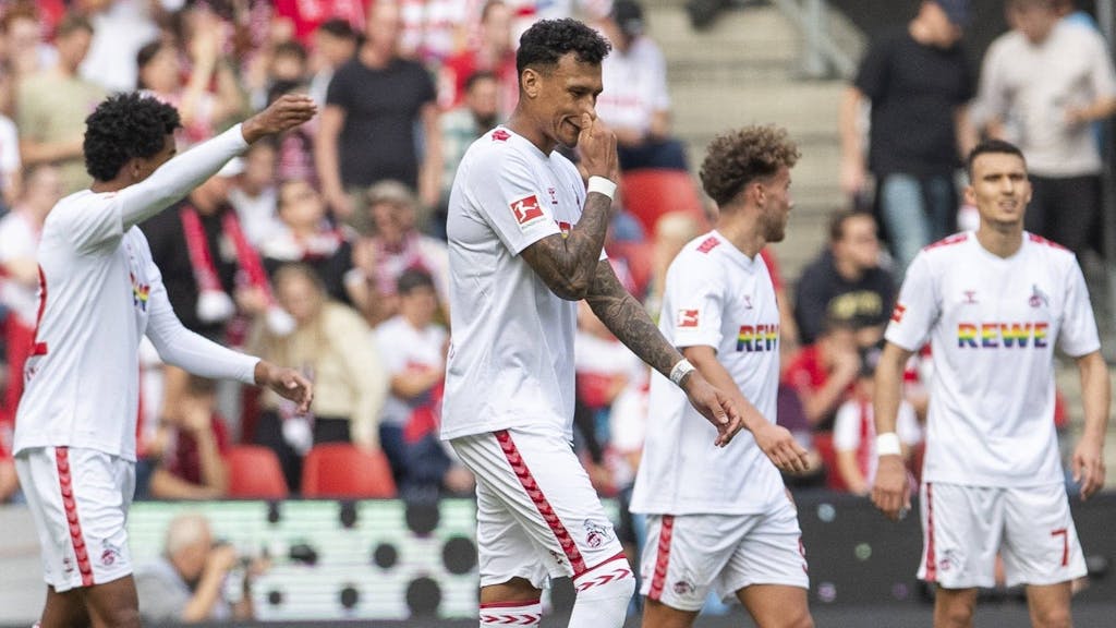 Davie Selke und Kollegen ärgern sich bei der Heimniederlage des 1. FC Köln gegen VfB Stuttgart über ein Gegentor.