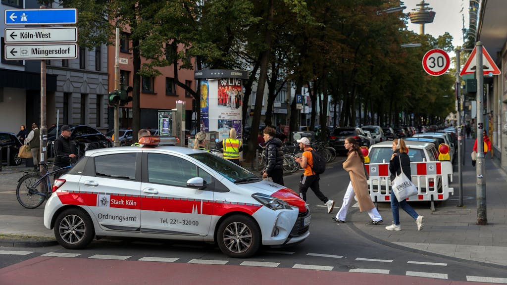 Das Ordnungsamt bei einer Blindgänger-Entschärfung in Köln.