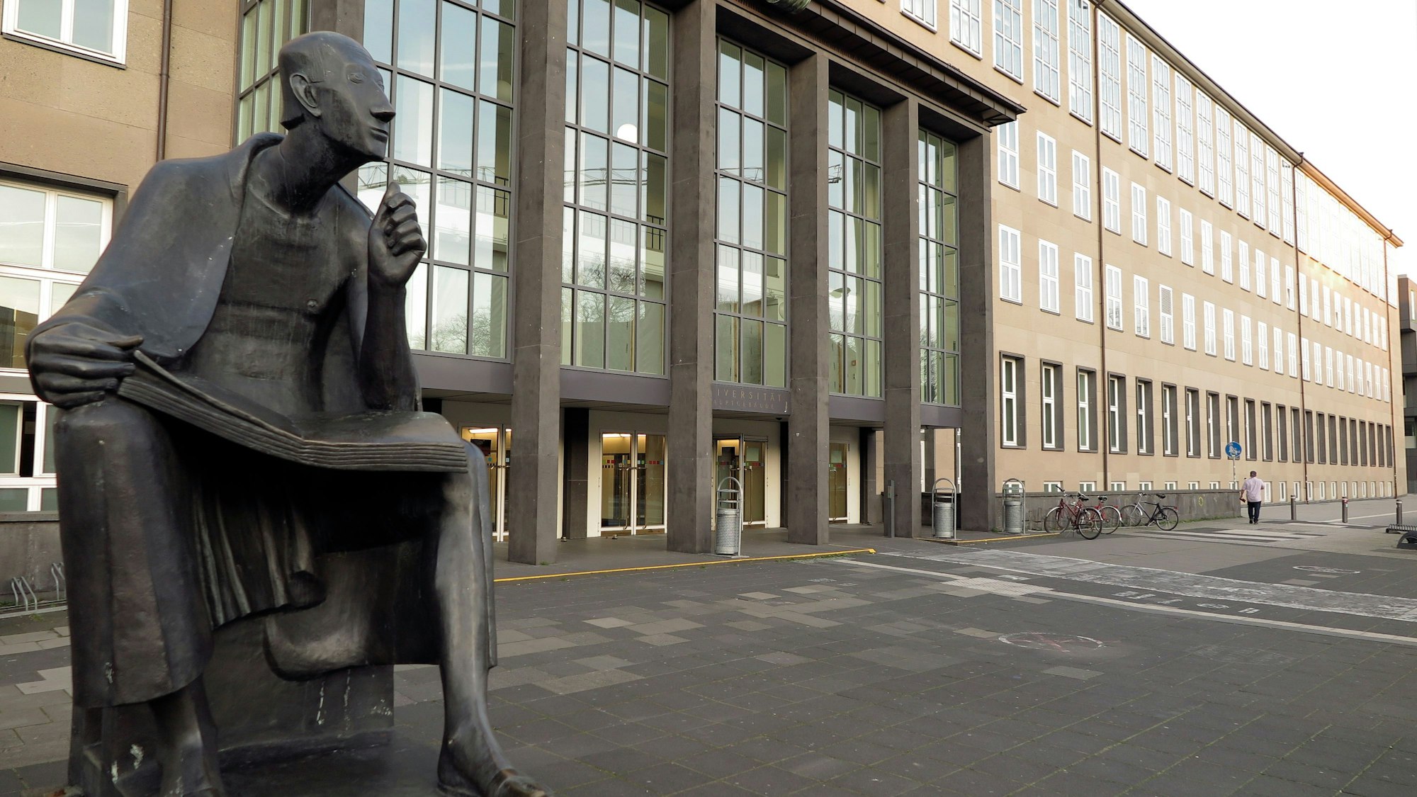 Die Statue von Albertus Magnus vor dem Haupteingang der Universität zu Köln