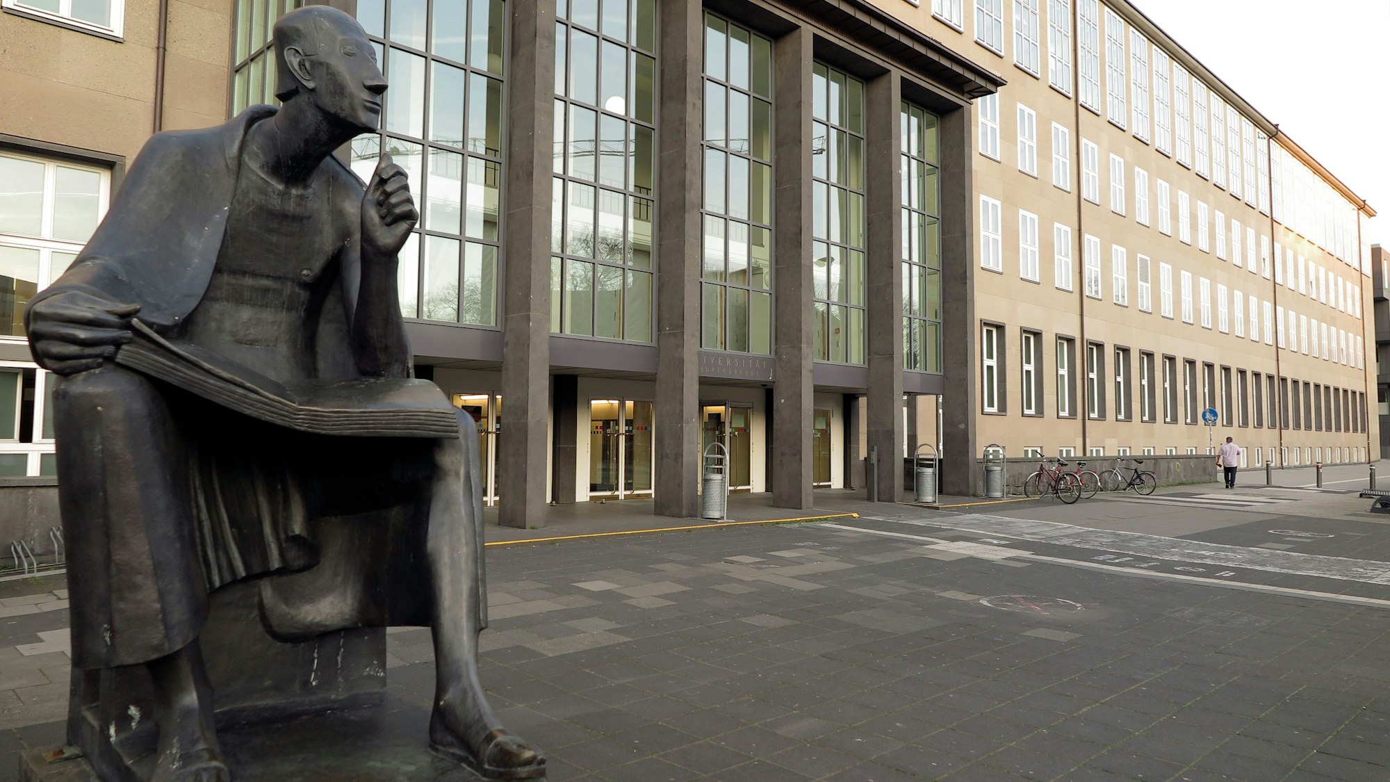 Albertus Magnus Statue vor dem Haupteingang der Universität zu Köln.