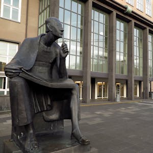 Albertus Magnus Statue vor dem Haupteingang der Universität zu Köln.
