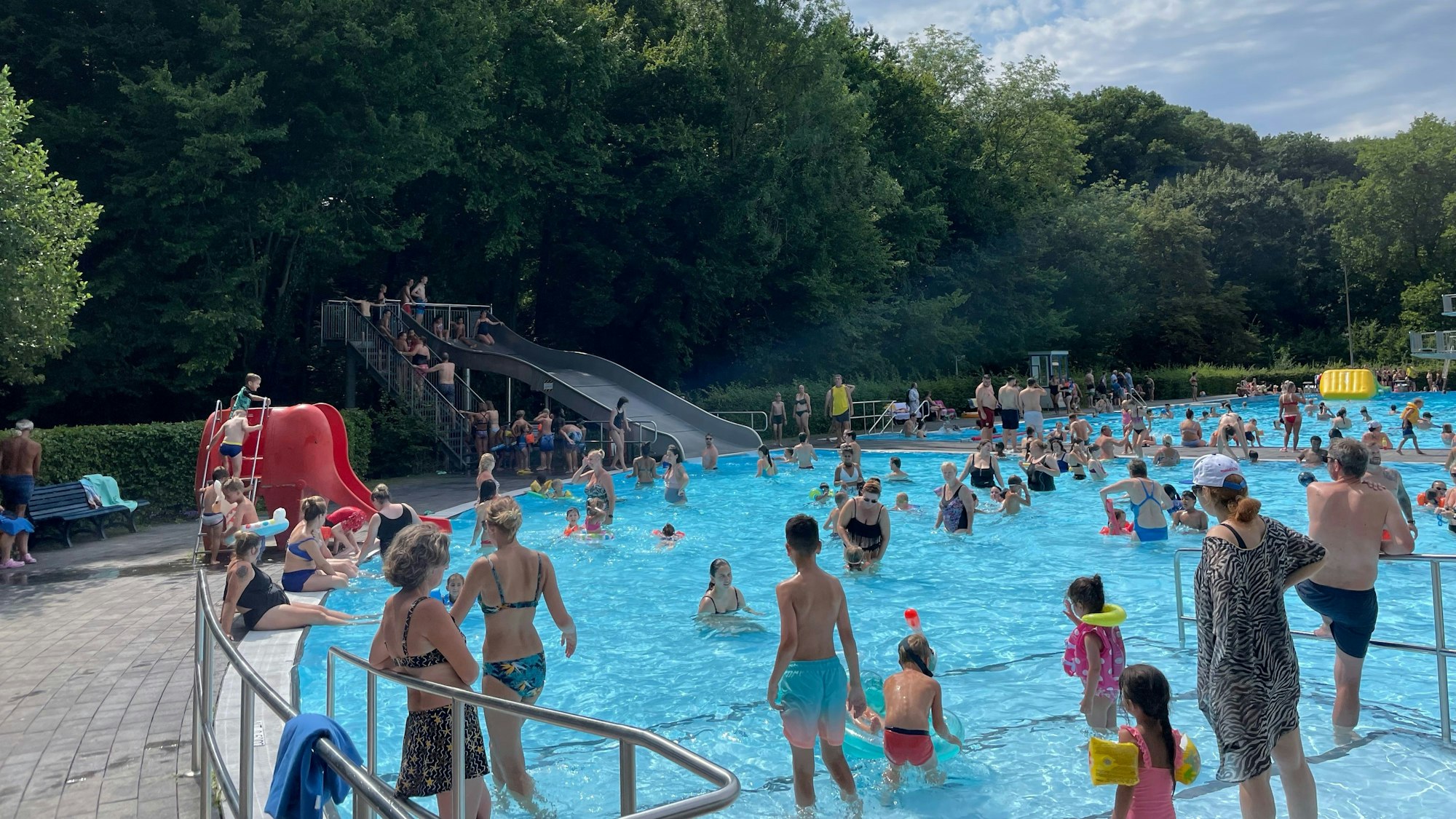 Action- und Poolparty im Freibad Wiembachtal in Leverkusen-Opladen.