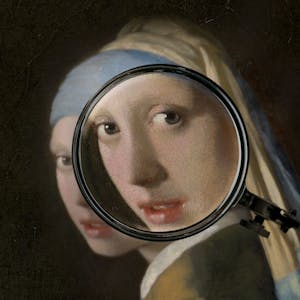 Das Gesicht einer gemalten Frau wird mit einer Lupe vergrößert.
