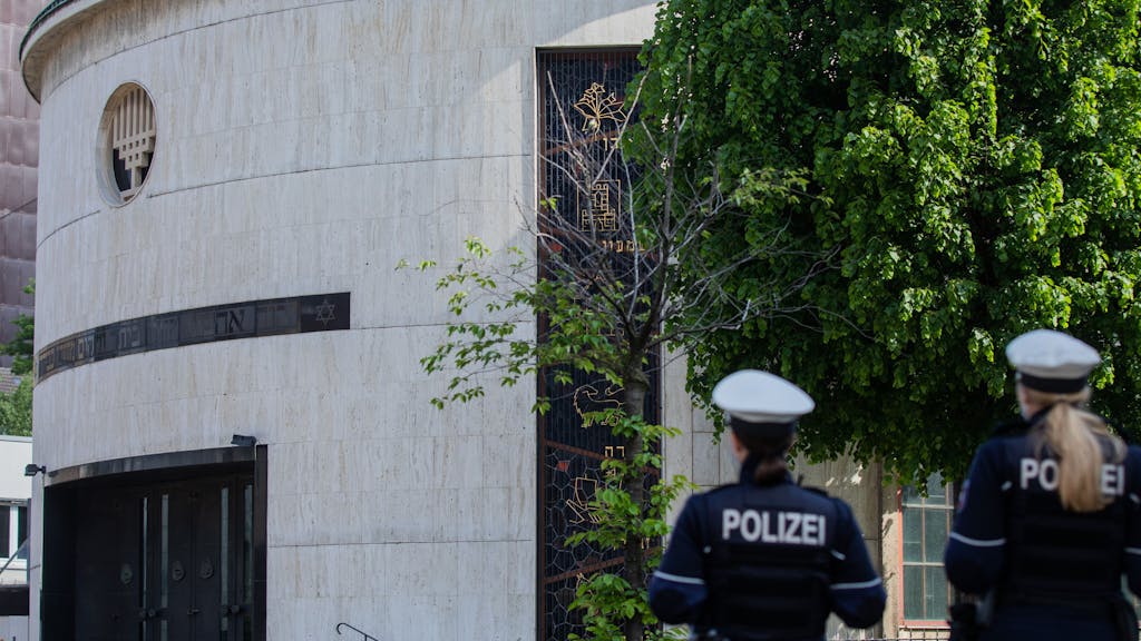 Zwei Polizistinnen steht vor der Neue Synagoge.