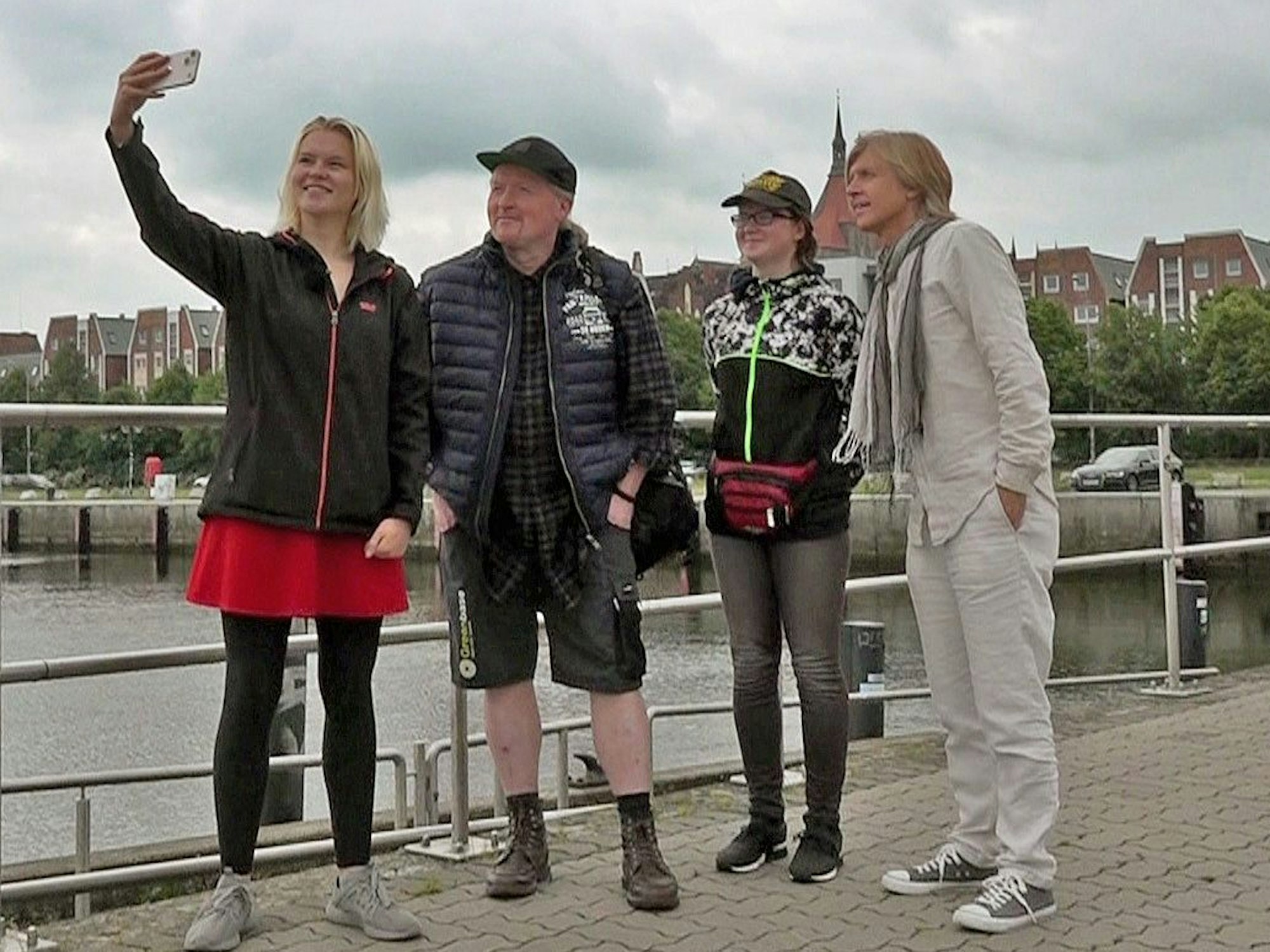 Cindy und ihre Schwester Svenja treffen am Rostocker Stadthafen auf ihre großen Idole Joey und John von der berühmten Kelly Family.