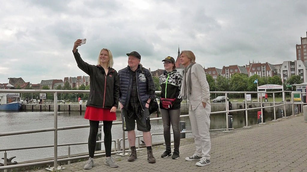 Cindy und ihre Schwester Svenja treffen am Rostocker Stadthafen auf ihre großen Idole Joey und John von der berühmten Kelly Family.