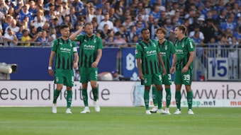 Spieler von Borussia Mönchengladbach diskutieren beim Spiel in Darmstadt.