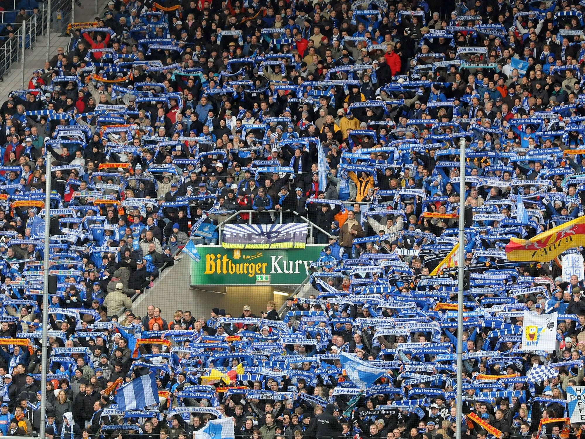 Die Bitburger Kurve im Hoffenheimer Fußballstadion ist gefüllt mit Fans.