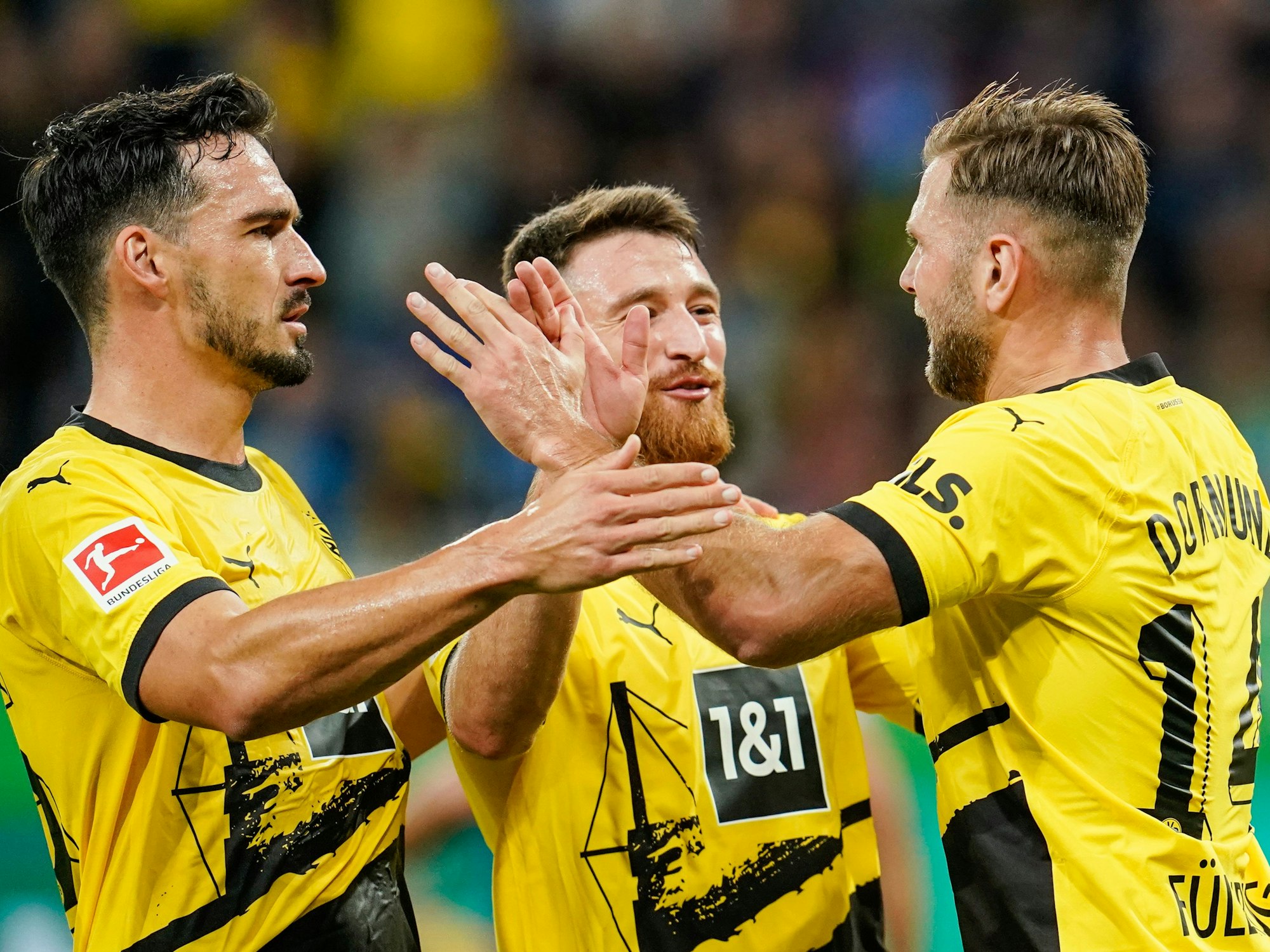 Dortmunds Torschütze Niclas Füllkrug (r) jubelt mit Mannschaftskollegen über das Tor zum 0:1.