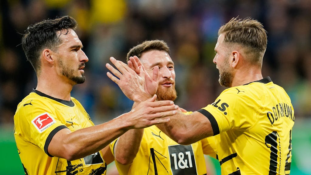 Dortmunds Torschütze Niclas Füllkrug (r) jubelt mit Mannschaftskollegen über das Tor zum 0:1.&nbsp;