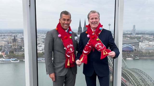 Zwei Männer mit dem neuen, roten Schal der Karnevalssession 2024.